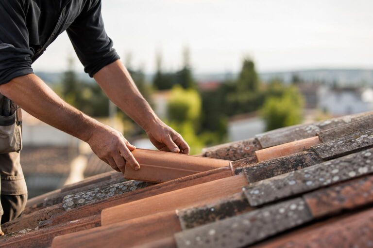 Rénover votre toiture usée avec un couvreur expert à Montauban